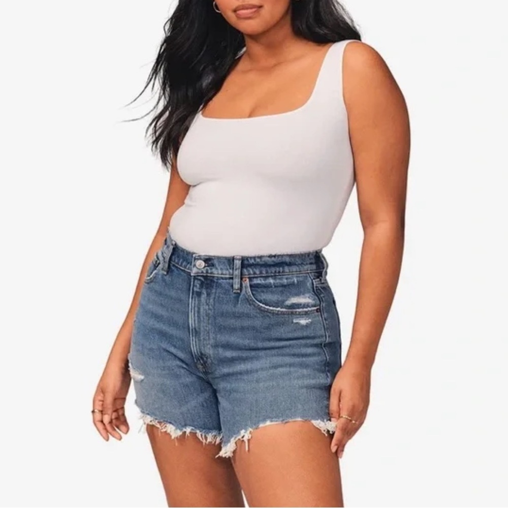 *ABERCROMBIE & FITCH* Denim Frayed Hem The 4” Mom Short High Rise Shorts Size 8